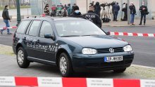 Njemačka policija na ulici; ispituje napad automobilom na ured Angele Merkel