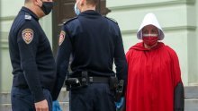 [FOTO/VIDEO] 'Dečki u plavom' u Osijeku legitimirali prosvjed 'žena u crvenom', sve je bilo po propisima