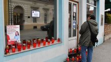 [VIDEO/FOTO] Posljednji ispraćaj kafića u Požegi, upalili lampione, na prozore stavili smrtovnicu