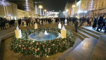 Zapaljena prva adventska svijeća na zagrebačkom Trgu bana Jelačića