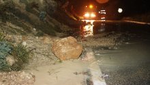 [FOTO] Odron na Jadranskoj magistrali kod Podgore: Na kolniku veća količina zemlje i kamenja; promet je otežan