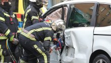 [FOTO/VIDEO] Prometna nesreća više automobila i tramvaja u Ilici, vatrogasci morali rezati lim da dođu do unesrećenih