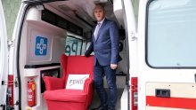 [FOTO] Petek stigao s kombijem i crvenom foteljom koja nije Fendi: Milane, odmori se