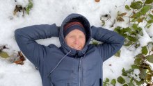 Zagrebački zastupnik Petek slikao se kako leži na snijegu, a dok se fotkao, netko mu je ukrao torbu