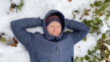 Zagrebački zastupnik Petek slikao se kako leži na snijegu, a dok se fotkao, netko mu je ukrao torbu