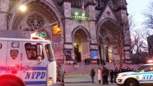 [FOTO] Policija ubila muškarca koji je sa stepenica crkve otvorio vatru na okupljene na božićnom koncertu: 'Vidjela sam bljesak puščane vatre i počela bježati, da spasim živu glavu'