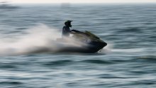 Škot četiri sata po ledenom moru vozio jet ski, potom pješačio 24 kilometara da vidi svoju dragu; policija za to nije imala sluha, strpali ga u zatvor jer nije poštovao mjere