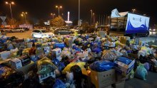 [FOTO/VIDEO] Nestvarne slike: Zadrani blokirali promet i u kolonama donirali hranu i odjeću za pacijente na Ugljanu