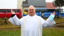 [VIDEO, FOTO] Poznati svećenik doskočio korona mjerama i hladnoći: Oko kapele poredao autobuse i u njih smjestio vjernike