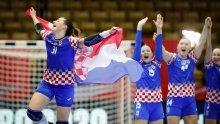 [VIDEO/FOTO] Pogledajte kako slave hrvatske rukometašice; ples i pjesma počeli su već na terenu, a najluđe je ipak bilo u svlačionici