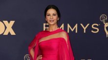 Nešto drugačiji Božić: Catherine Zeta-Jones prisjetila se kako je prošle godine u bikiniju ljubila djeda Mraza