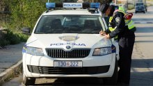 Pijani vozač naletio na pijanog pješaka; na sreću nitko nije ozlijeđen, no vozač je dobio prekršajnu prijavu
