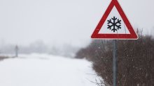 U unutrašnjosti i gorju snijeg, popodne nova naoblaka. Bura otežava promet na autocestama