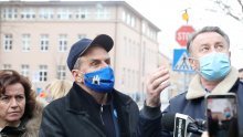 Bandić u Banovini: Niste sami, Zagreb će pomagati stradalima bez obzira koje nacije i vjere bili