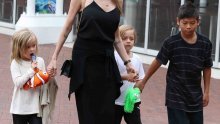 I u bezličnoj kombinaciji Angelina izgleda sjajno