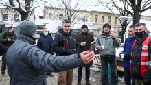 [FOTO/VIDEO] Zoran Milanović u Petrinji obišao kuhare volontere i nazdravio rakijom: Hvala vam na krvavom radu