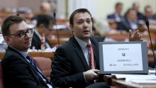 Bauk i Glavašević stavili natpis: 'Sramota U Jasenovcu!, #andrej_izdrži'