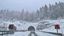 [FOTO/VIDEO] Snijeg i poledica otežavaju promet: Nijedna cesta prema obali nije prohodna za kamione i tegljače s prikolicama, pogledajte kako izgleda vožnja kroz snježne nanose