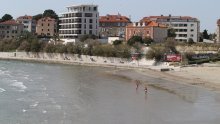 Fekalije u moru: Na poznatoj splitskoj plaži golema smeđa mrlja, inspekcija izišla na teren