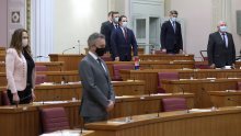[FOTO] Zastupnici minutom šutnje odali počast svom preminulom kolegi, na Tuđmanovom mjestu u sabornici postavljene svijeća i ruža