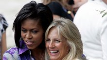 Jill Biden osobnim se poklonom zahvalila Michelle Obami na svemu, bivša prva dama ne krije oduševljenje
