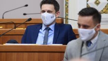 Performans u Saboru: Zastupnici Mosta nose maske s inicijalima ministra Ćorića