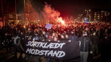 Više stotina osoba u Kopenhagenu prosvjedovalo protiv strogih mjera i uvođenja covid putovnica