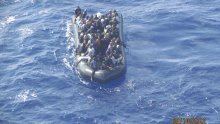 U prevrtanju drvenog broda poginulo deset migranata