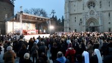 [FOTO/VIDEO] Okupljanje pred katedralom: Bozanić predvodio misu na Stepinčevo, među vjernicima i Gordan Grlić Radman, Milan Bandić te Alemka Markotić