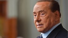 Berlusconi izašao iz bolnice, ali na sporedni izlaz