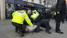 [FOTO/VIDEO] Nasilje na prosvjedu protiv stroge karantene u Dublinu