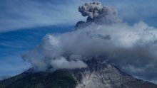 [VIDEO] Eruptirala dva vulkana u Indoneziji