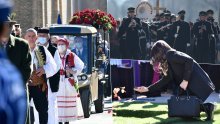 Tisuće građana i niz uglednika uz pjesmu klape ratne mornarice, špalir mažoretkinja, Kravat pukovnije i folkloraša oprostili se od Milana Bandića: 'Otišao si kao pobjednik spreman za vječnost'