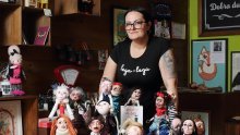 [FOTO] Kad stare krpe i majice ožive i postanu lutke: Upoznajte Milu Lončar, Osječanku koja će svakog nasmijati svojim duhovitim lutkama i karikaturama