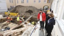 [FOTO/VIDEO] 'Čizmica' iz 1200. godine p.n.e., drveni tragovi smočnice iz 14. stoljeća...: U Banskim dvorima otkrivena 3000 godina stara povijest Zagreba