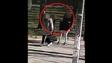 [VIDEO] Policija objavila video triju prevarantica dok kradu novčanik iz ruksaka; pogledajte kojim trikom se služe