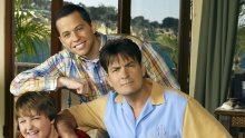 Dvanaest sezona su nasmijavali gledatelje diljem svijeta,  
a evo kako danas izgleda slavni muški trojac serije 'Dva i pol muškarca'