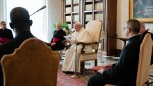 Papa: Klečim na ulicama Mjanmara i kažem - zaustavite nasilje!