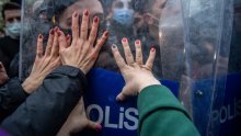 [FOTO] Turska napustila Istanbulsku konvenciju: Više tisuća bijesnih građana okupilo se na prosvjedu i poručilo da će 'žene dobiti ovaj rat'