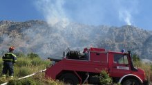 Požar iznad Stanića ugasilo 30 vatrogasaca, opožarena dva hektara raslinja