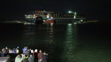 [FOTO] Nisu pomogli ni plima ni bageri, uprava kanala prelazi na plan C kako bi se konačno odsukala grdosija