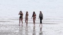 [FOTO] Djevojke iskoristile lijepo vrijeme za kupanje na splitskim Bačvicama