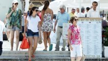 Svi su gledali u noge Berniejeve izabranice