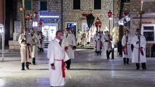 [FOTO/VIDEO] Pogledajte kako je ove godine izgledala procesija 'Za križen'