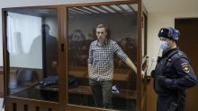 Navaljni je jako slab, teško sjedi i govori, život mu je na kocki