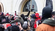 Samoubojstvo počinila četiri policajca koji su čuvali Capitol Hill na dan napada