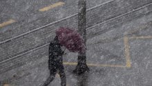 [FOTO/VIDEO] Snijeg zabijelio unutrašnjost, temperatura osjetno pala; u Zagrebu stablo palo na parkiralište
