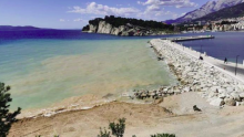 Prosvjednica iz Zadra nakratko obustavila nasipanje plaže u Makarskoj. Gradonačelnik Brkan: Uvezeni aktivisti nam ne trebaju