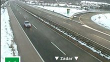 Snijeg i magla u Lici, olujni vjetar otežava promet u priobalju