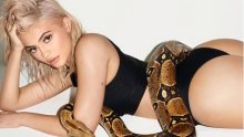 Polugola Kylie Jenner u zagrljaju pitona